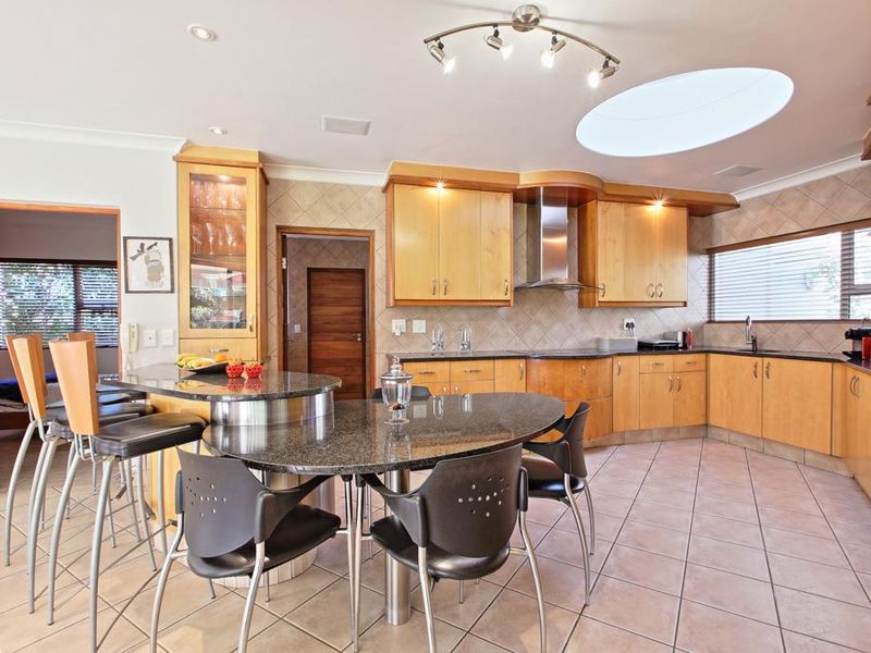 Charming 3-bedroom house in Morningside, Sandton, featuring modern amenities & a serene garden oasis - Photo 10