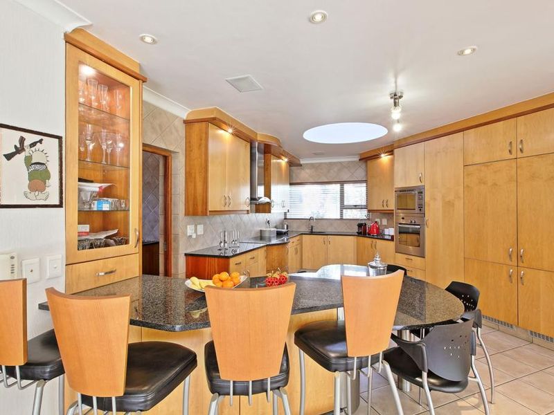 Charming 3-bedroom house in Morningside, Sandton, featuring modern amenities & a serene garden oasis - Photo 9