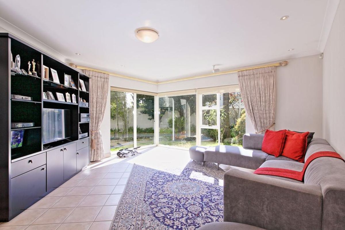 Charming 3-bedroom house in Morningside, Sandton, featuring modern amenities & a serene garden oasis - Photo 4