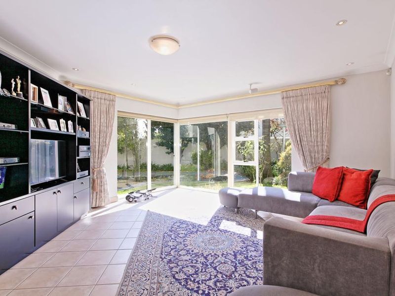 Charming 3-bedroom house in Morningside, Sandton, featuring modern amenities & a serene garden oasis - Photo 4