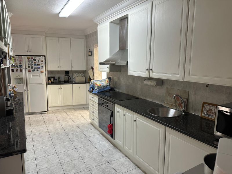 Stunning 4-bedroom home in Marais Steyn Park, Edenvale—perfect for family living and entertaining! - Photo 8