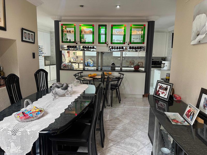 Stunning 4-bedroom home in Marais Steyn Park, Edenvale—perfect for family living and entertaining! - Photo 7