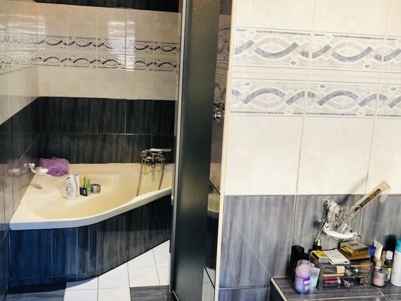 The property is well maintained and offers 4 beds, 3 baths - Photo 8