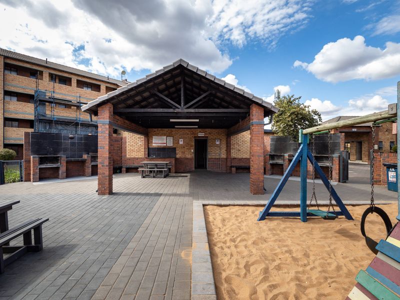 Stunning 2-bedroom apartment for sale in Montana, Pretoria—modern living with convenience and style - Photo 3