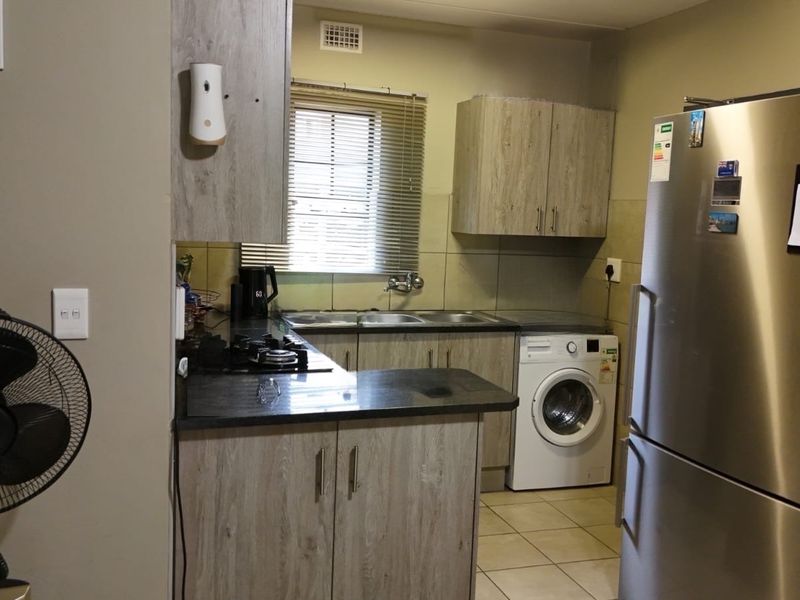 Stunning 2-bedroom apartment for sale in Montana, Pretoria—modern living with convenience and style - Photo 6