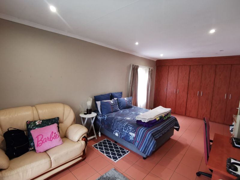Exquisite 4-Bedroom Family Sanctuary with Panoramic views - Photo 7