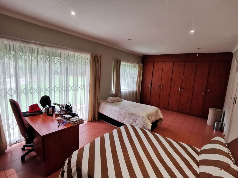 Exquisite 4-Bedroom Family Sanctuary with Panoramic views - Photo 10