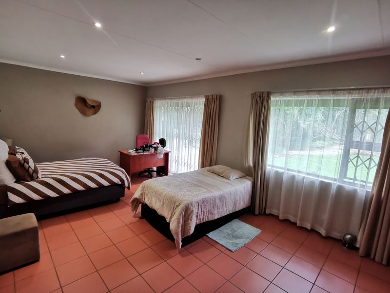 Exquisite 4-Bedroom Family Sanctuary with Panoramic views - Photo 9