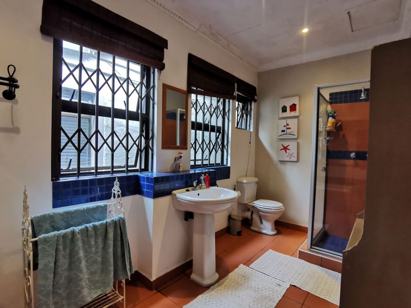 Exquisite 4-Bedroom Family Sanctuary with Panoramic views - Photo 6