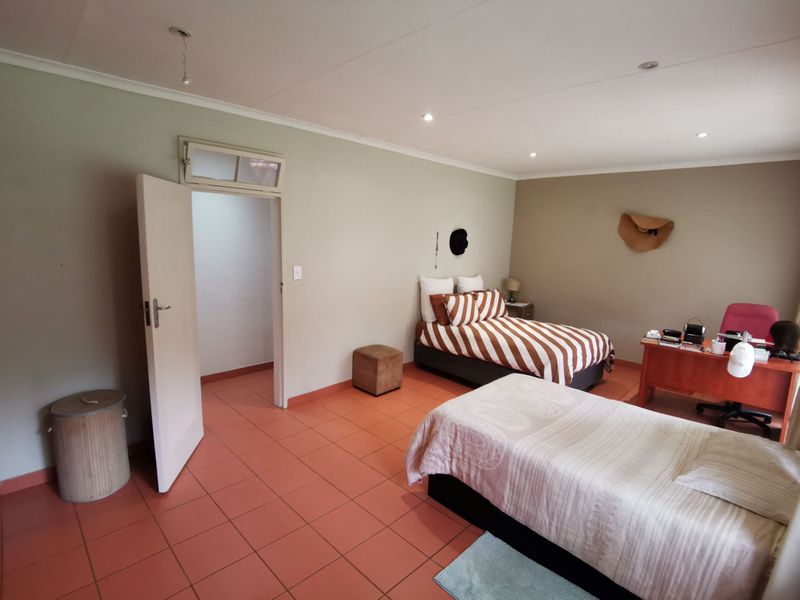 Exquisite 4-Bedroom Family Sanctuary with Panoramic views - Photo 8