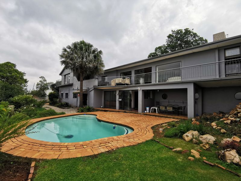 Exquisite 4-Bedroom Family Sanctuary with Panoramic views - Photo 1