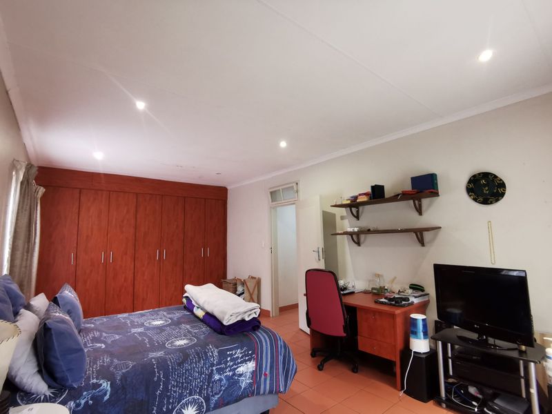 Exquisite 4-Bedroom Family Sanctuary with Panoramic views - Photo 3