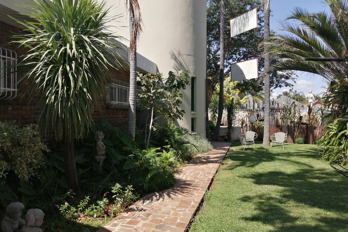 14 bedroom House in Bendor - Photo 2