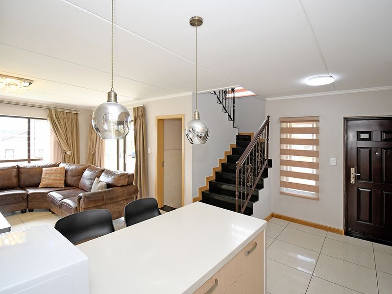 DOUBLE STOREY HOUSE FOR SALE IN LA MAISON ROYALE IN MIDRAND FOR R 2,800,000 - Photo 8