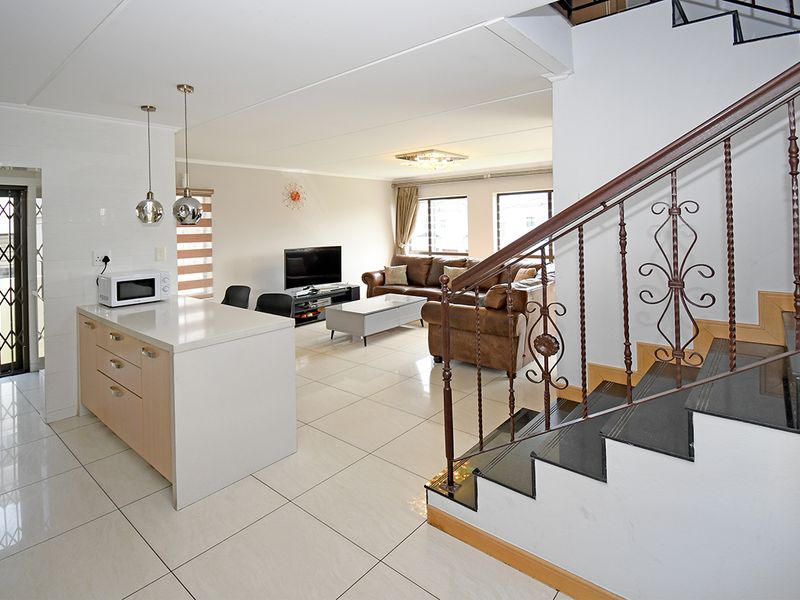 DOUBLE STOREY HOUSE FOR SALE IN LA MAISON ROYALE IN MIDRAND FOR R 2,800,000 - Photo 7