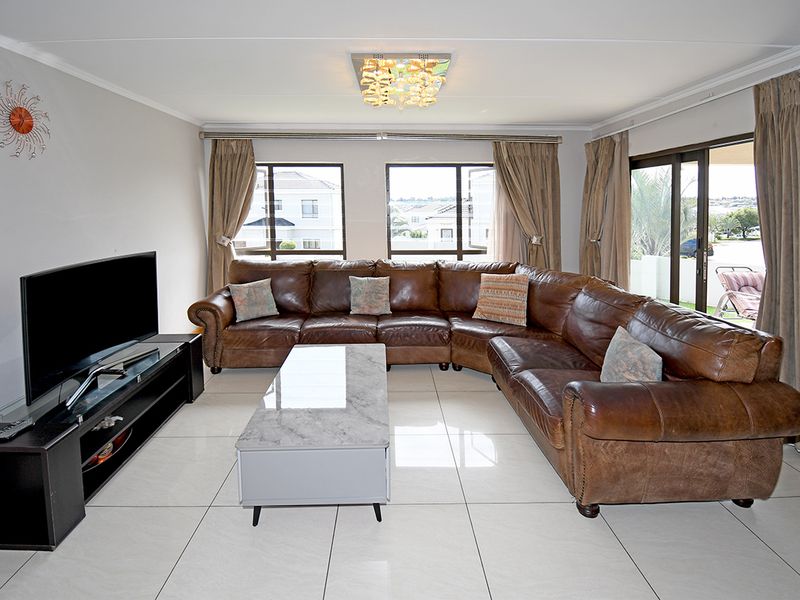 DOUBLE STOREY HOUSE FOR SALE IN LA MAISON ROYALE IN MIDRAND FOR R 2,800,000 - Photo 6
