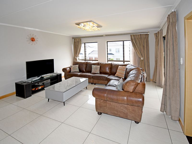 DOUBLE STOREY HOUSE FOR SALE IN LA MAISON ROYALE IN MIDRAND FOR R 2,800,000 - Photo 2