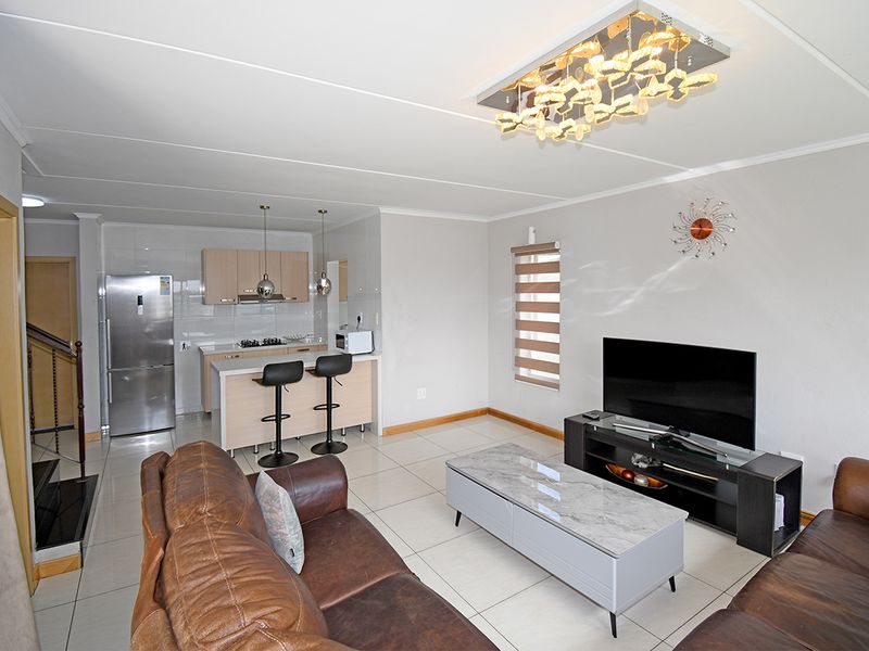 DOUBLE STOREY HOUSE FOR SALE IN LA MAISON ROYALE IN MIDRAND FOR R 2,800,000 - Photo 4