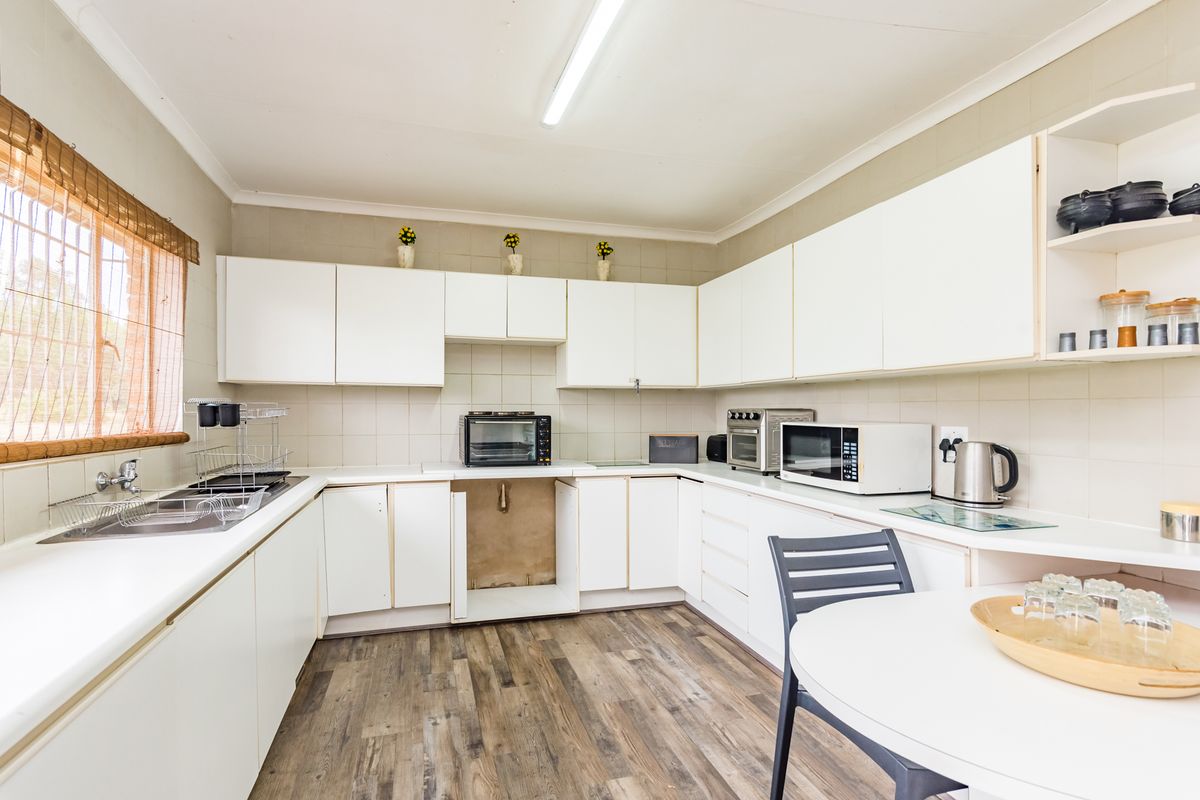 STUNNING WATERFRONT RETREAT.  HOLIDAY HOME OR AIRBnB OPPORTUNITY. **FULLY FURNISHED!!** - Photo 3