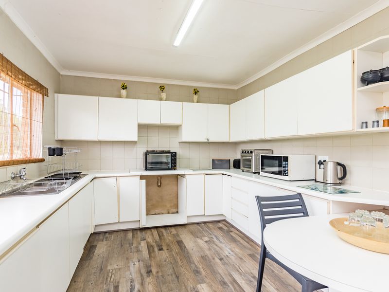 STUNNING WATERFRONT RETREAT.  HOLIDAY HOME OR AIRBnB OPPORTUNITY. **FULLY FURNISHED!!** - Photo 3