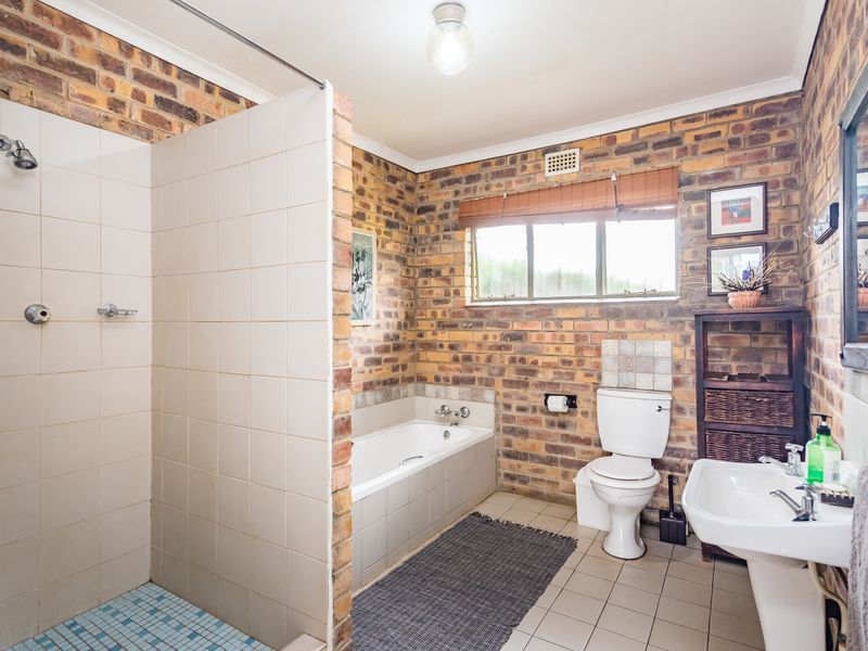 STUNNING WATERFRONT RETREAT.  HOLIDAY HOME OR AIRBnB OPPORTUNITY. **FULLY FURNISHED!!** - Photo 9