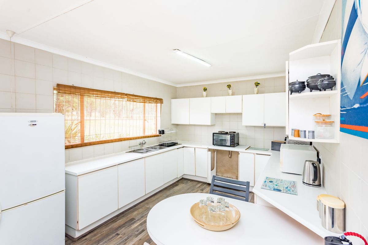 STUNNING WATERFRONT RETREAT.  HOLIDAY HOME OR AIRBnB OPPORTUNITY. **FULLY FURNISHED!!** - Photo 4