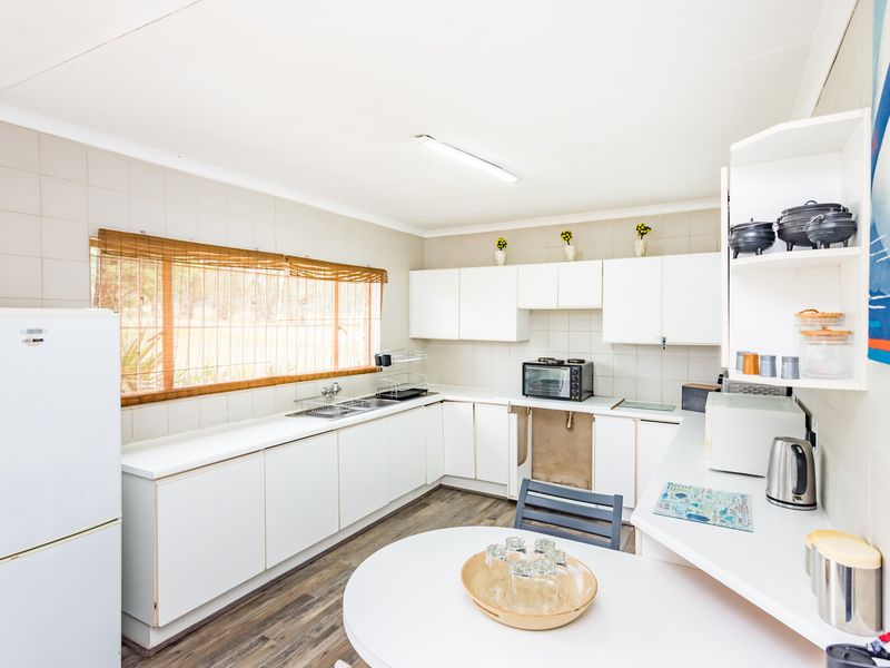 STUNNING WATERFRONT RETREAT.  HOLIDAY HOME OR AIRBnB OPPORTUNITY. **FULLY FURNISHED!!** - Photo 4