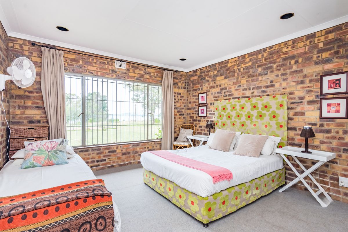STUNNING WATERFRONT RETREAT.  HOLIDAY HOME OR AIRBnB OPPORTUNITY. **FULLY FURNISHED!!** - Photo 5