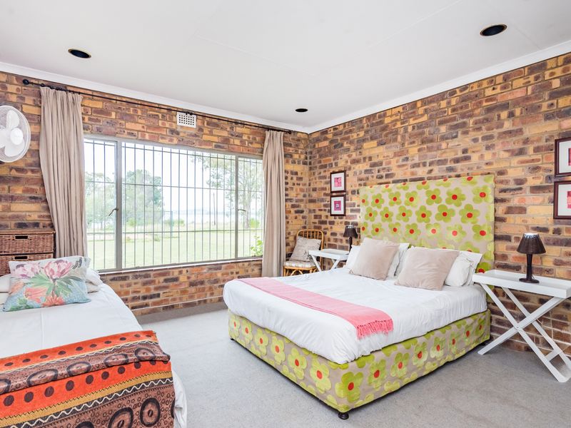 STUNNING WATERFRONT RETREAT.  HOLIDAY HOME OR AIRBnB OPPORTUNITY. **FULLY FURNISHED!!** - Photo 5