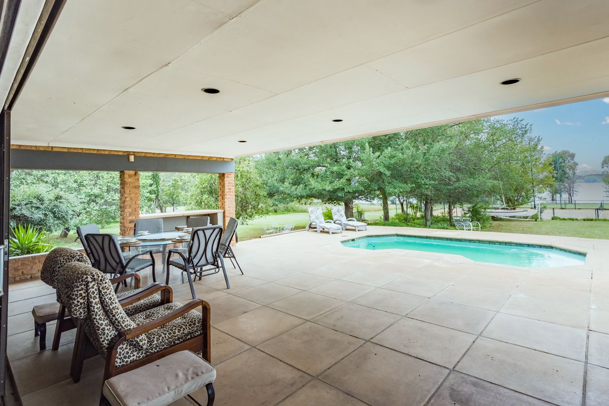 STUNNING WATERFRONT RETREAT.  HOLIDAY HOME OR AIRBnB OPPORTUNITY. **FULLY FURNISHED!!** - Photo 2