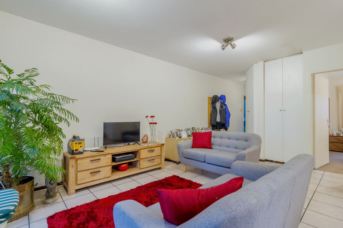 Investor Opportunity: Ground-Floor Apartment in Prime Location - Photo 3