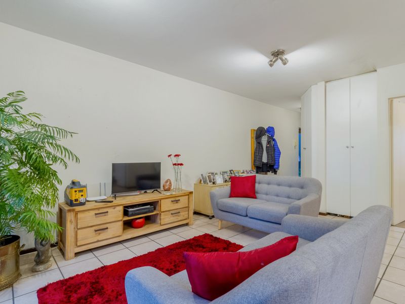 Investor Opportunity: Ground-Floor Apartment in Prime Location - Photo 3