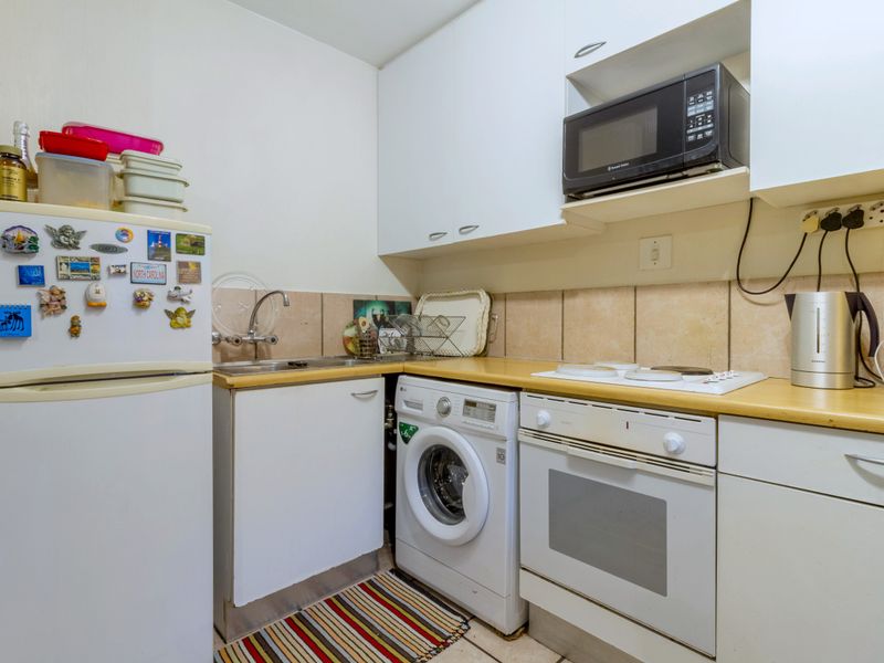 Investor Opportunity: Ground-Floor Apartment in Prime Location - Photo 6