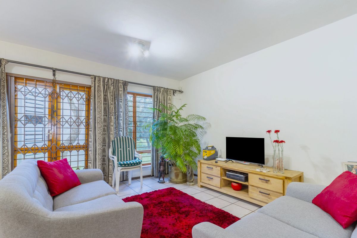 Investor Opportunity: Ground-Floor Apartment in Prime Location - Photo 2