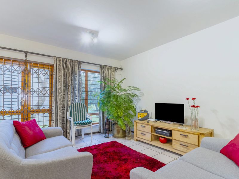 Investor Opportunity: Ground-Floor Apartment in Prime Location - Photo 2