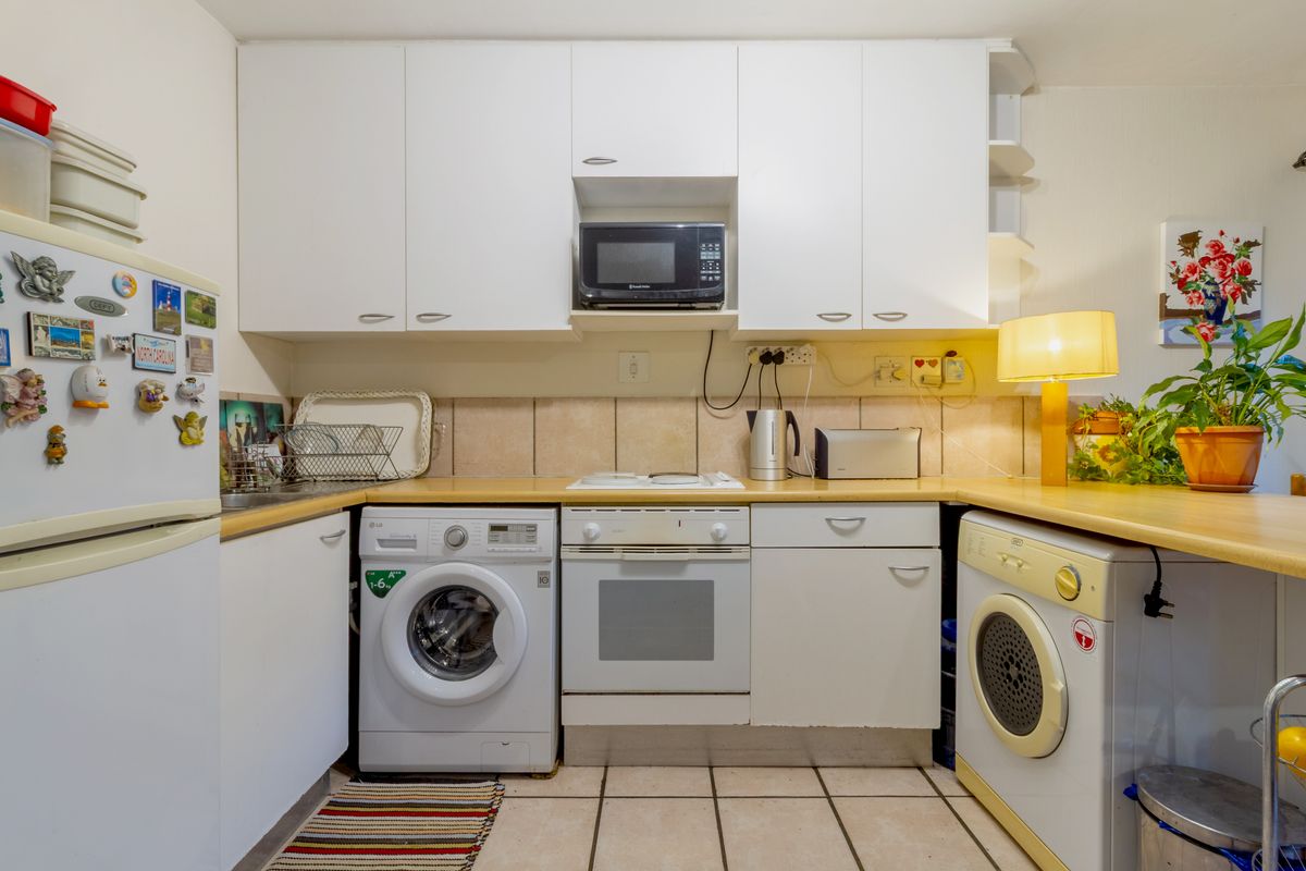 Investor Opportunity: Ground-Floor Apartment in Prime Location - Photo 5