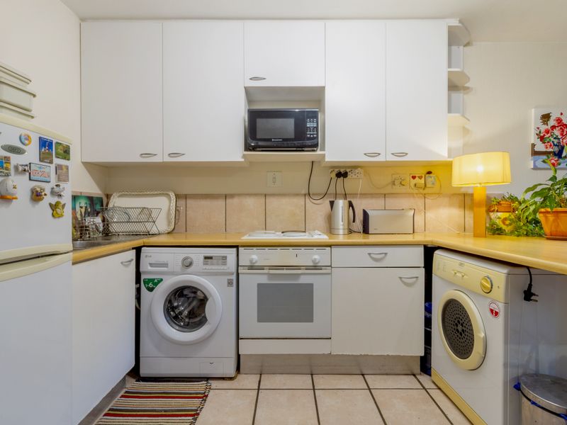 Investor Opportunity: Ground-Floor Apartment in Prime Location - Photo 5