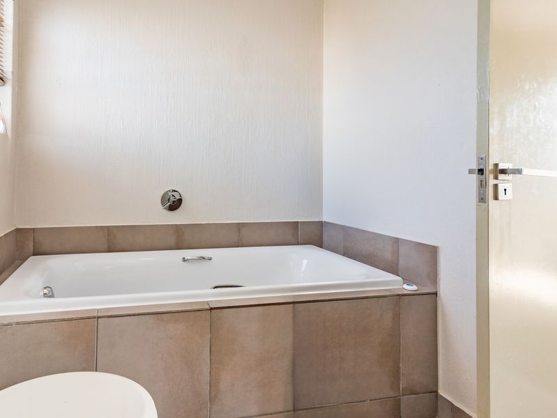2 x 1 BED APARTMENTS UP FOR GRABS IN  WELL MAINTAINED COMPLEX. **INVESTMENT OPPORTUNITY** - Photo 9