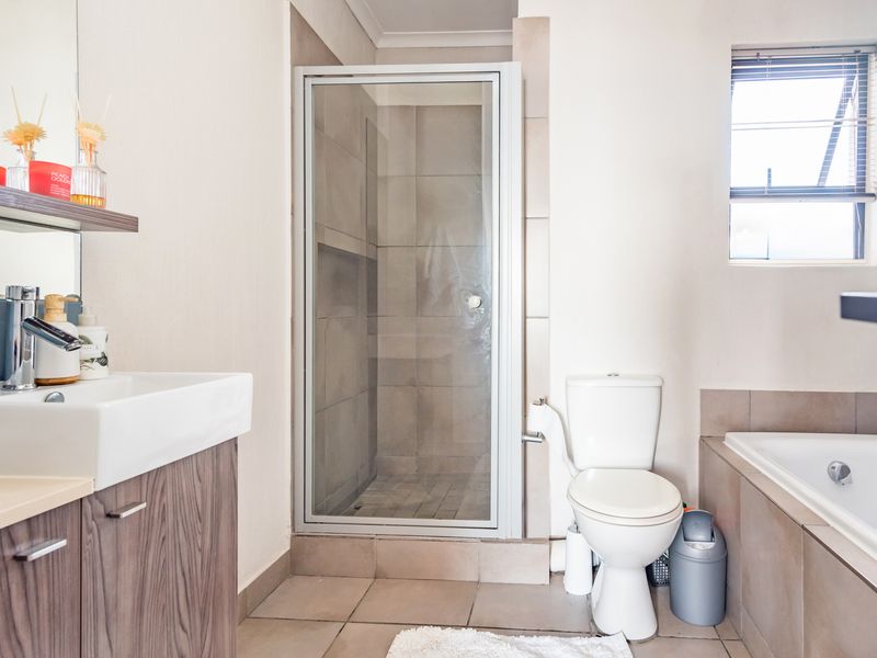 2 x 1 BED APARTMENTS UP FOR GRABS IN  WELL MAINTAINED COMPLEX. **INVESTMENT OPPORTUNITY** - Photo 8