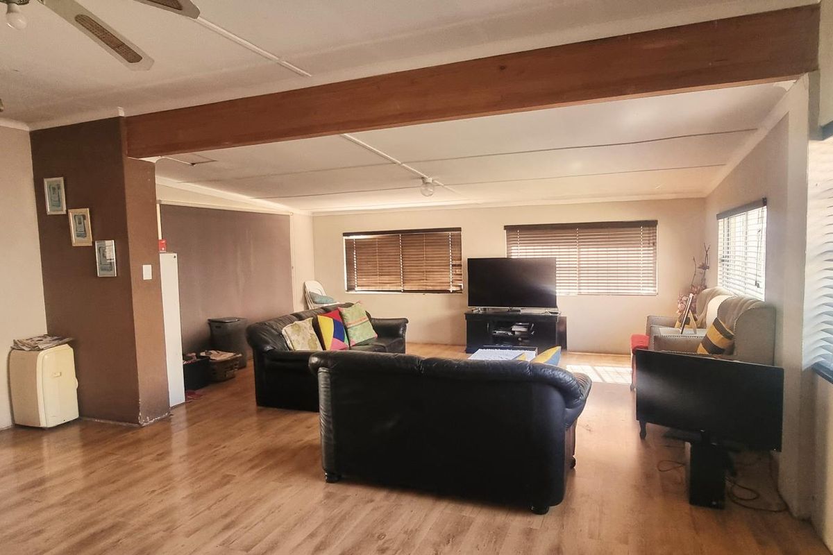 A FAMILY HOME WITH 3 BEDROOMS FOR SALE IN WYCHWOOD IN A BING STAND FOR R 1 599 000 - Photo 4