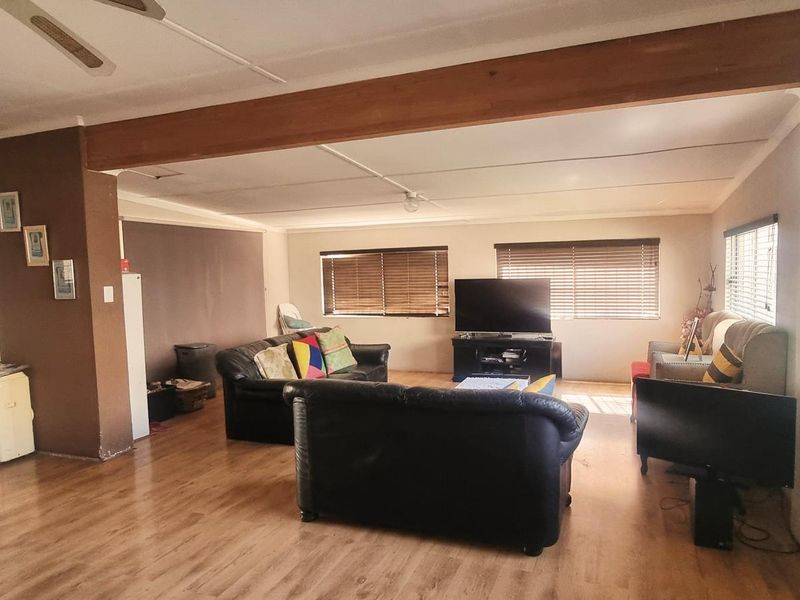 A FAMILY HOME WITH 3 BEDROOMS FOR SALE IN WYCHWOOD IN A BING STAND FOR R 1 599 000 - Photo 4