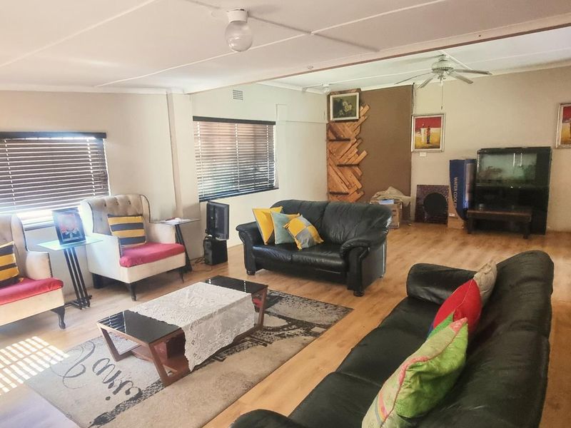 A FAMILY HOME WITH 3 BEDROOMS FOR SALE IN WYCHWOOD IN A BING STAND FOR R 1 599 000 - Photo 3