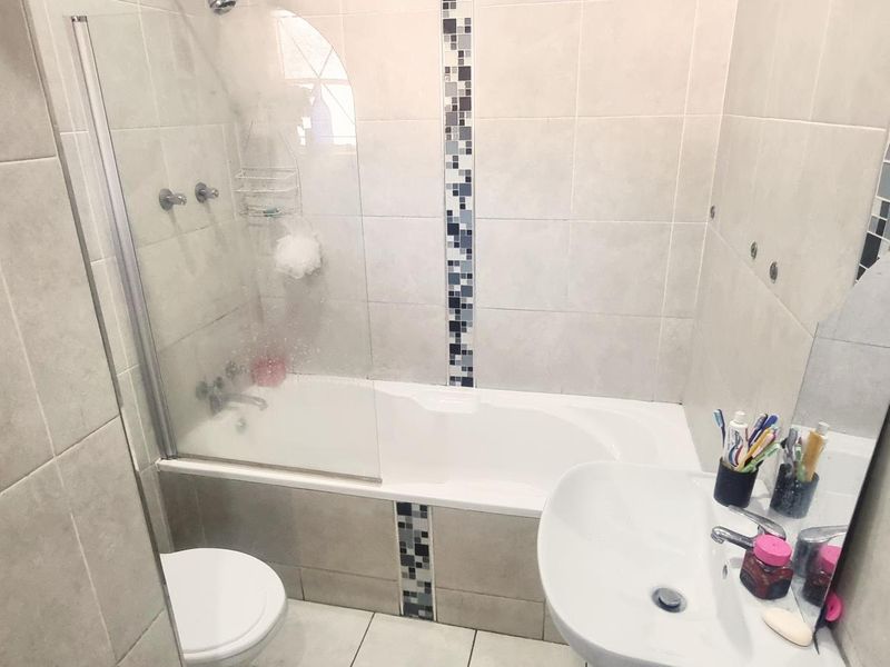 A FAMILY HOME WITH 3 BEDROOMS FOR SALE IN WYCHWOOD IN A BING STAND FOR R 1 599 000 - Photo 10