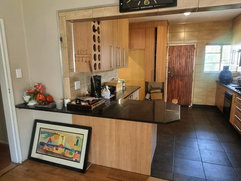 A FAMILY HOME WITH 3 BEDROOMS FOR SALE IN WYCHWOOD IN A BING STAND FOR R 1 599 000 - Photo 8