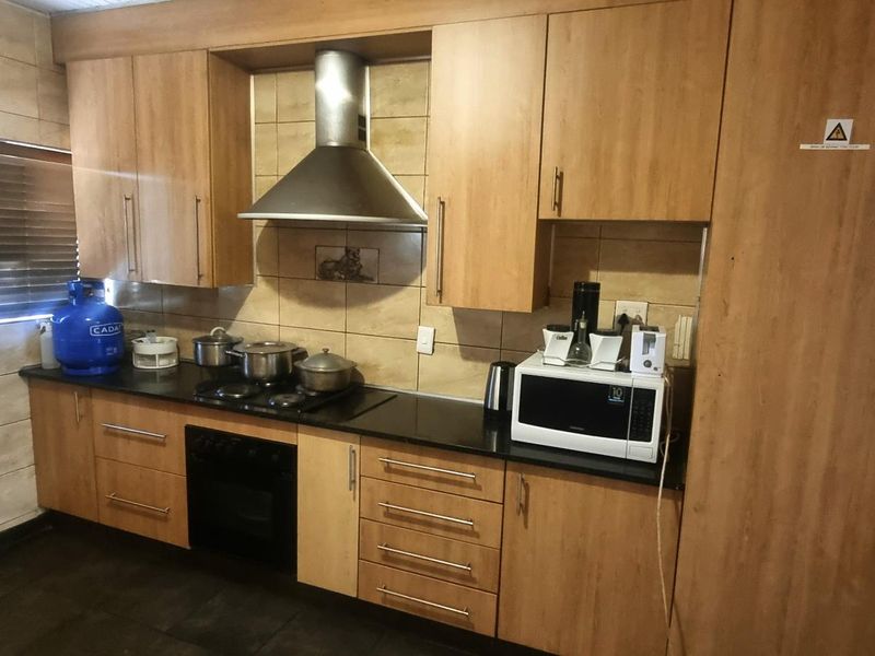 A FAMILY HOME WITH 3 BEDROOMS FOR SALE IN WYCHWOOD IN A BING STAND FOR R 1 599 000 - Photo 7