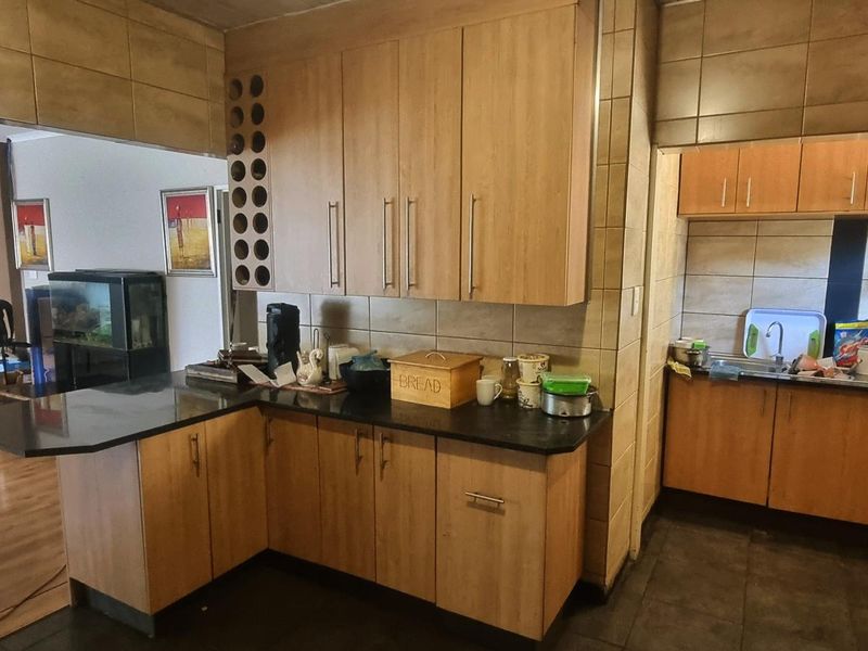 A FAMILY HOME WITH 3 BEDROOMS FOR SALE IN WYCHWOOD IN A BING STAND FOR R 1 599 000 - Photo 6