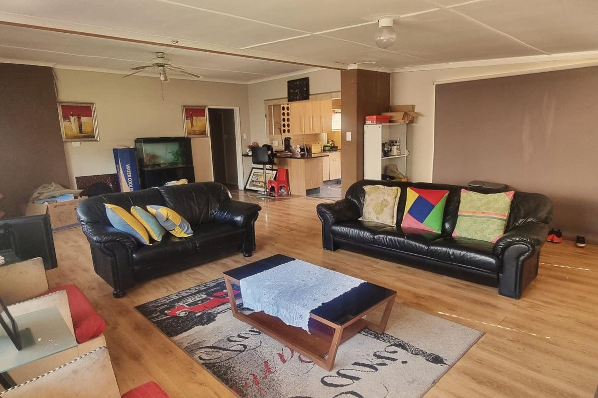 A FAMILY HOME WITH 3 BEDROOMS FOR SALE IN WYCHWOOD IN A BING STAND FOR R 1 599 000 - Photo 2