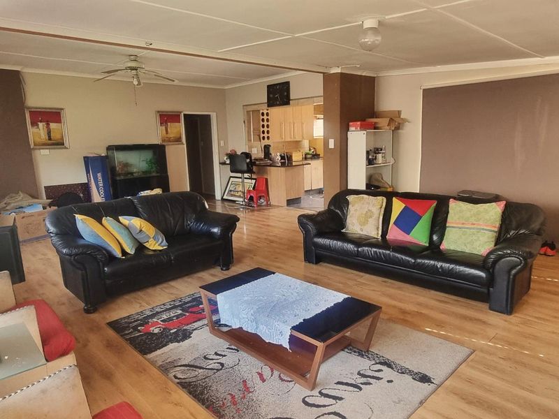 A FAMILY HOME WITH 3 BEDROOMS FOR SALE IN WYCHWOOD IN A BING STAND FOR R 1 599 000 - Photo 2