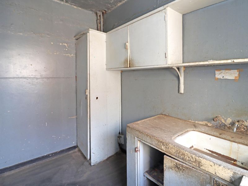 BLOCK OF FLATS FOR SALE IN DOORNFONTEIN GOOD FOR STUDENT ACCOMMODATION CLOSE TO UJ FOR R 2 990 000 - Photo 9