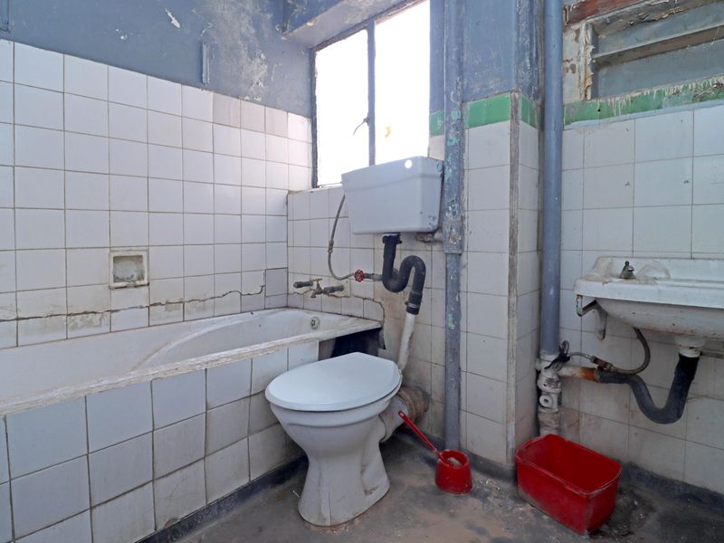 BLOCK OF FLATS FOR SALE IN DOORNFONTEIN GOOD FOR STUDENT ACCOMMODATION CLOSE TO UJ DOORNFONTEIN - Photo 10